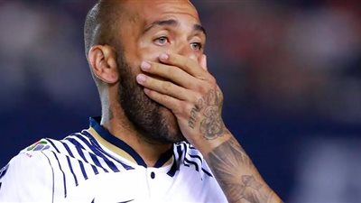 شقيق داني ألفيس يكشف حقيقة انتحاره في السجن