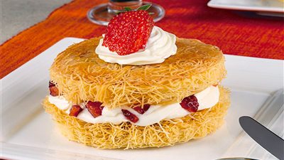 حلويات رمضان 2024.. طريقة عمل الكنافة بالفراولة «جديدة ولذيذة»