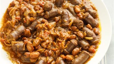 طريقة عمل الفول بالسجق الإسكندراني على مائدة سحور رمضان 2024