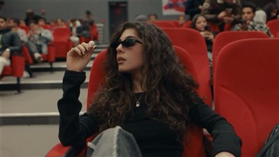 مايان السيد تعيد ذكريات النظارة السوداء في إمبراطورية ميم