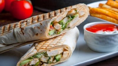 طريقة عمل شاورمة الدجاج بالخضروات لإفطار سريع في رمضان 2024