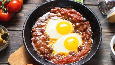 طريقة عمل طاجن الفول بالبيض على مائدة سحور رمضان 2024