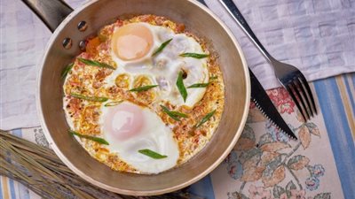 طريقة عمل بيض العيون بالجبنة على مائدة سحور رمضان 2024