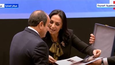 مايا مرسي : المرأة المصرية رمز  للقوة والصبر والعزيمة 