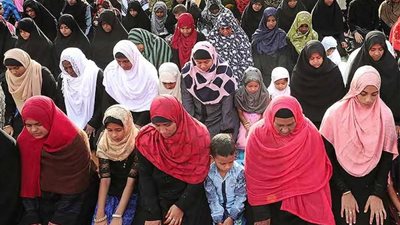 هل يجوز للمرأة أن تَؤُمَّ الرجال في الصلاة؟ المفتي يرد