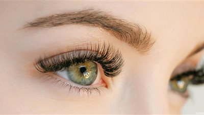 فوائد الفازلين لتطويل وتكثيف الرموش وكيفية استخدامه 