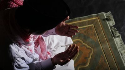 ما حكم تأخير صلاة المغرب في رمضان؟ «الإفتاء تُجيب»