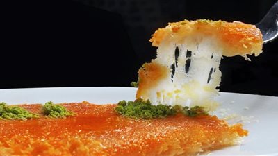 تفسير حلم أكل الكنافة في المنام للعزباء والمتزوجة