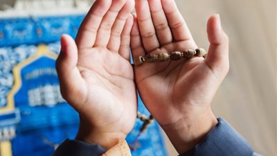 ما حكم ذكر اسم شخص في الدعاء أثناء الصلاة؟ «الإفتاء تُجيب»