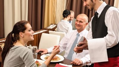 5 أخطاء تعرضك للإحراج لو معزومة في مطعم خلال رمضان 2024