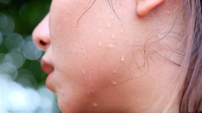 4 نصائح لا غنى عنها للعناية بالبشرة شديدة التعرق  