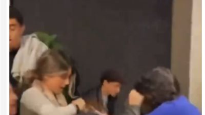 مشاجرة عنيفة بين فتاتين داخل ستارباكس بسبب «شاب» (فيديو)