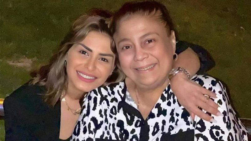 منة فضالي ووالدتها