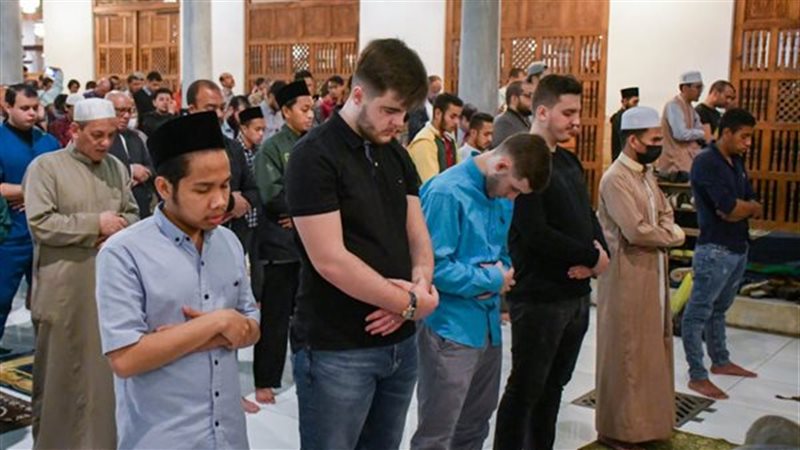حكم تغميض العينين