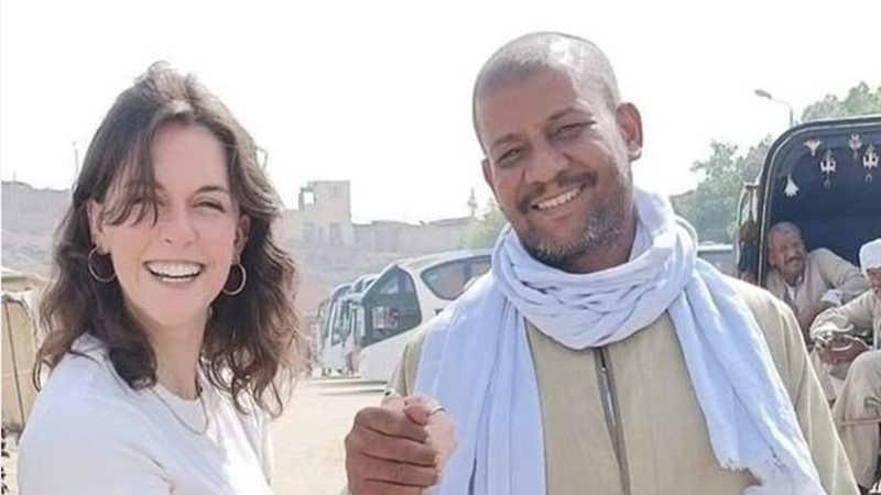 سائق حنطور مصري وسائحة