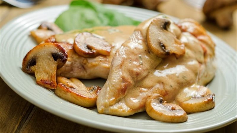 دجاج مشوي بصوص المشروم