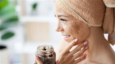 خلطات طبيعية فعالة للتخلص من الجلد الميت والبقع الداكنة