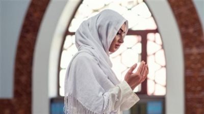 ما حكم إمساك المرأة عن المفطرات إذا طهرت من الحيض في نهار رمضان؟