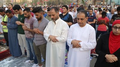 ما حكم وقوف المرأة بجوار الرجل في صلاة العيد؟ «الإفتاء تُحذر»