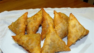 طريقة عمل عجينة السمبوسة في المنزل بخطوات سهلة