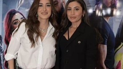 بالأحضان والقبلات | دينا الشربيني وأمينة خليل تحتفلن بالعرض الخاص لـ«شقو»