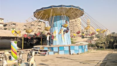 مصرع طفل وإصابة شقيقه بعد سقوط مرجيحة في أسيوط