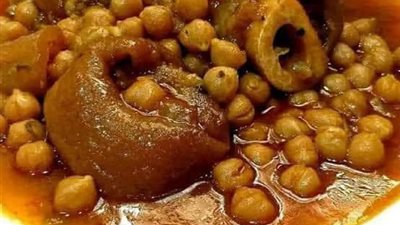   لغداء شهي ومفيد، طريقة إعداد طاجن الكوارع بالحمص بخطوات بسيطة