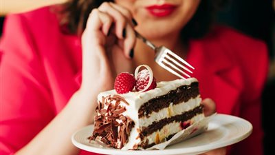 تفسير حلم أكل الكيك في المنام «بشرى للعزباء والمتزوجة»