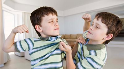 4 أخطاء تعزز مشاعر الغيرة بين أبنائك.. احذريها