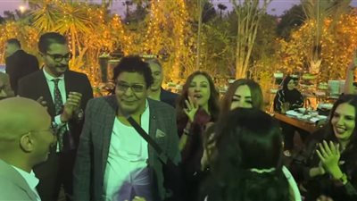 رغم الإصابة.. محمد منير يحتفل بزفاف ابنة شقيقه 