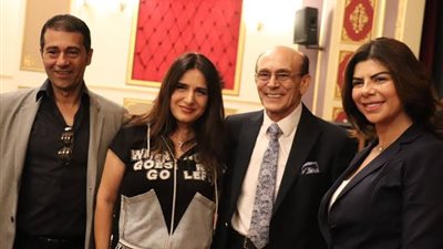 بطلة مسرحية محمد صبحي تشعل مواقع التواصل الاجتماعي 