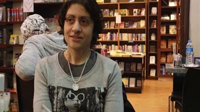 بسمة عبد العزيز | كاتبة وفنانة تشكيلية وناشطة حقوقية «متمردة»