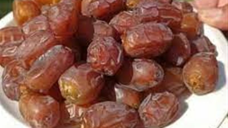 الإفطار علي التمر