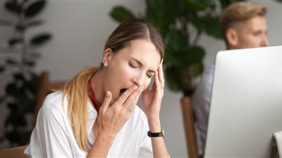 6 أطعمة تحفز الشعور بالنعاس .. احذريها  أثناء العمل