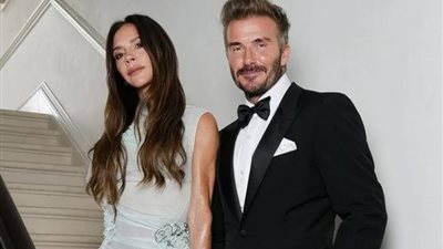 فيكتوريا بيكهام تحتفل بعيد ميلادها الخمسين على عكازين (صور) 