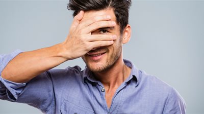 4 مميزات تجذب النساء للرجل الخجول 