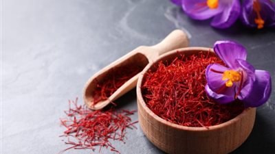 تفسير رؤية الزعفران في المنام للعزباء والمتزوجة والحامل