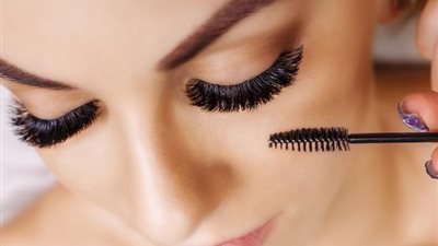 5 طرق لإزالة الماسكارا المضادة للماء دون الإضرار بالرموش 