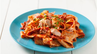 طريقة عمل المكرونة بالتونة والصلصة بخطوات سهلة