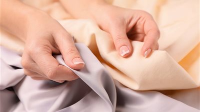 تفسير رؤية الحرير في المنام للعزباء والمتزوجة 