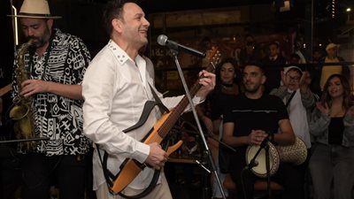 مصطفى قمر يفتتح مطعمه الجديد بحضور نجوم التسعينيات 