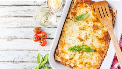 طريقة عمل اللازانيا بالدجاج والبشاميل في مطبخك