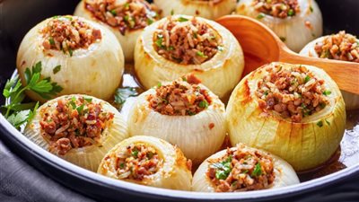 طريقة عمل محشي البصل باللحمة المفرومة في مطبخك