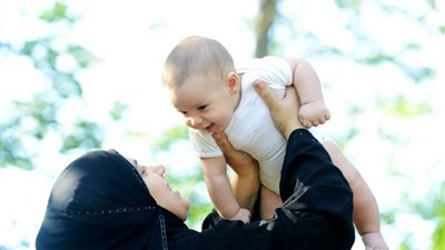 رأيت أمي المتوفية تقبل طفل في المنام « فما تفسير الحلم؟»