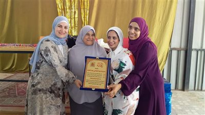 الأم العظيمة | ممر شرفي لمعلمة في طور سيناء لبلوغها سن المعاش (صور)