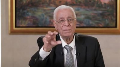 أسرة الطبيب حسام موافي  تكشف حقيقة تقبيل يد محمد أبو العينين  