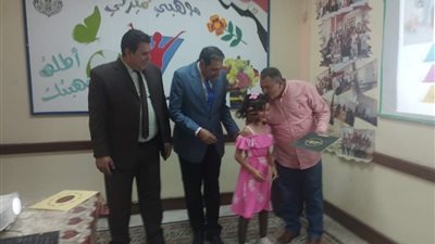 تكريم الطفلة السيناوية «لي لي» في مسابقة مواهب مصرية بعد تألقها الغنائي (صور) 