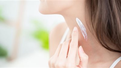  4 وصفات طبيعية فعالة لعلاج الكلف وإسمرار الرقبة