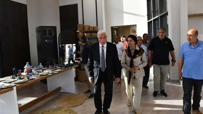 السيناويات المشاركات في معرض قرية التراث بشرم الشيخ : سعداء بزيارة رئيس الوزراء