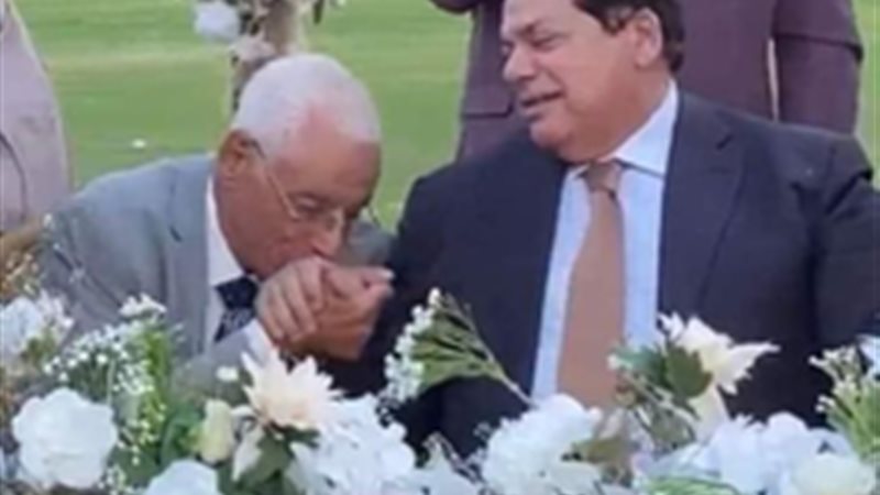 حكم تقبيل يد الحاكم